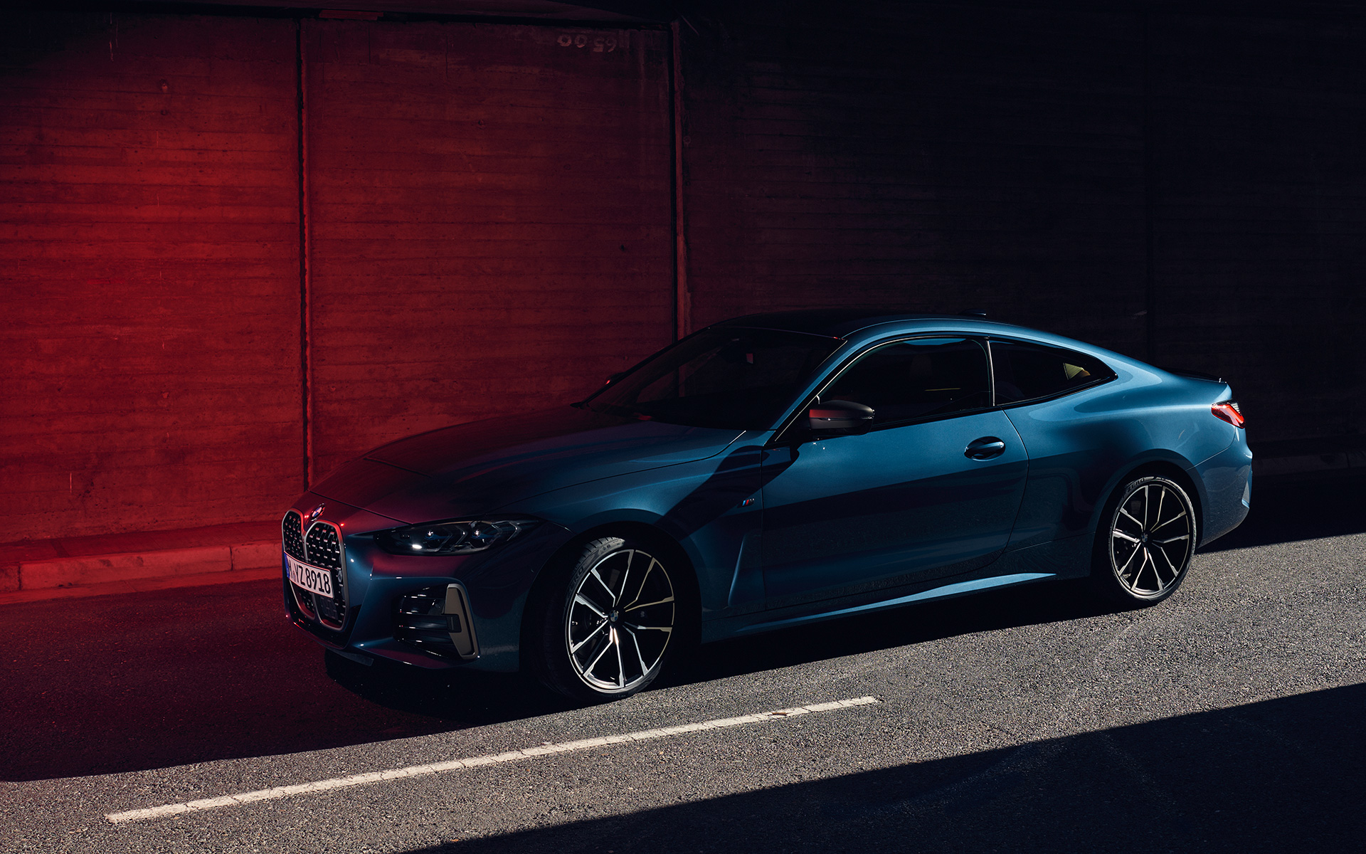 BMW M440i xDrive Coupé G22 2020 в цвете Arctic Race Blue металлик, вид спереди в три четверти в движении