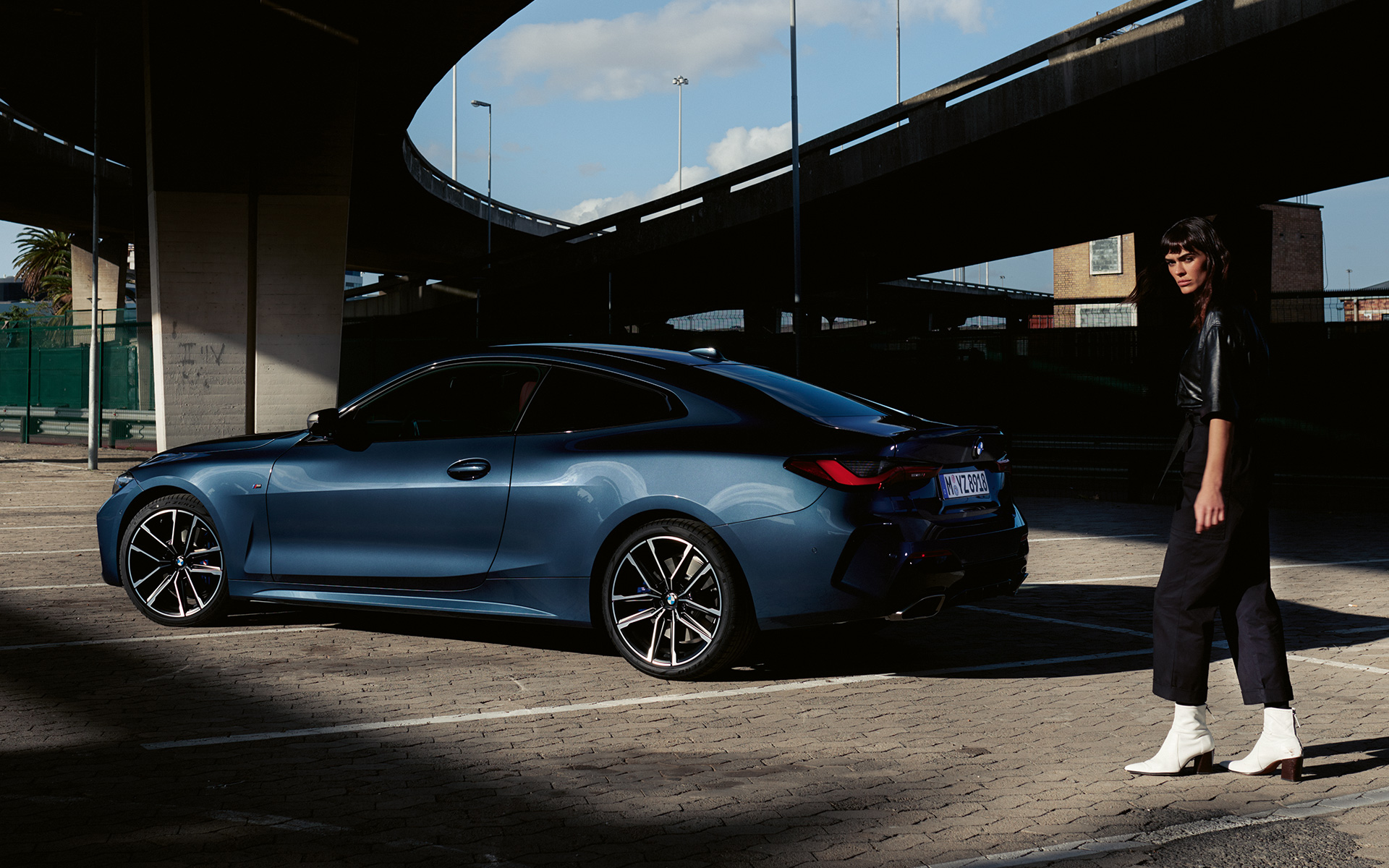BMW M440i xDrive Coupé G22 2020 в цвете Arctic Race Blue металлик, вид сбоку в три четверти с моделью.