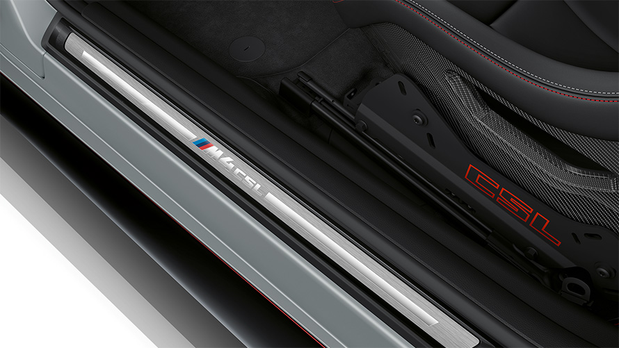 BMW M4 CSL G82 в цвете BMW Individual Frozen Brooklyn Grey металлик, специфические надписи «CSL» и обернутые пленкой накладки на пороги