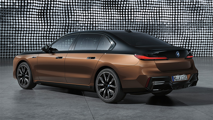 BMW i7 M70 xDrive G70, экстерьер, двухцветное лакокрасочное покрытие, вид сбоку