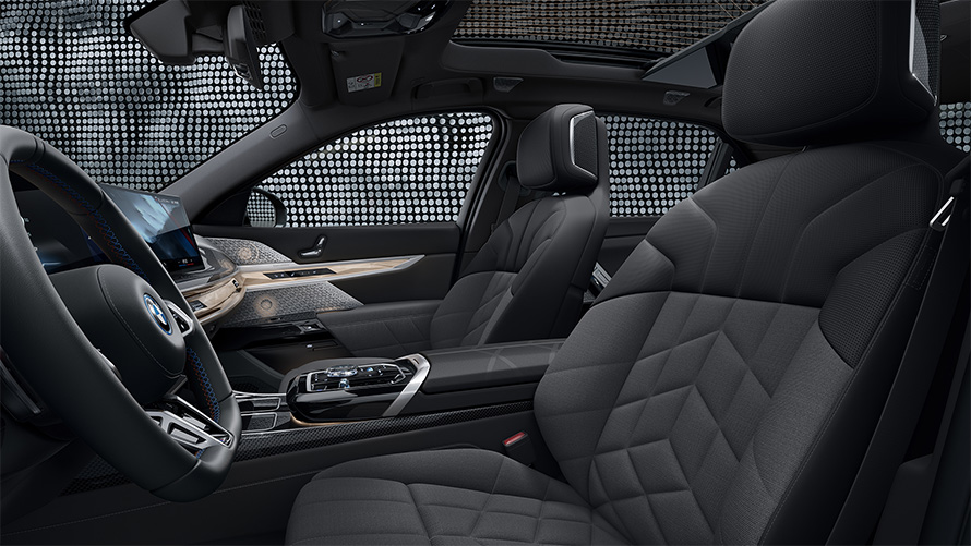 BMW i7 M70 xDrive G70, многофункциональные сиденья для водителя и переднего пассажира