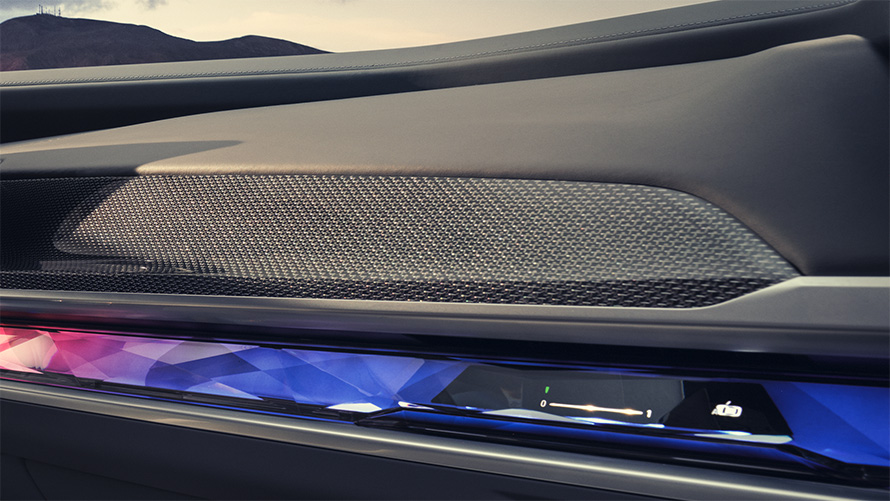 Декоративные планки M "Carbon Fibre", BMW M760e xDrive G70, крупный план