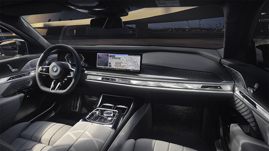 Салон, кокпит, BMW M760e xDrive G70, вид со стороны переднего пассажира