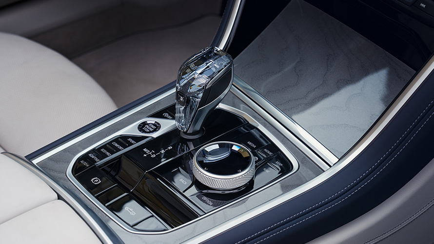 BMW M850i xDrive Cabrio G14 LCI Facelift 2022, рычаг селектора со стеклянной отделкой CraftedClarity крупным планом