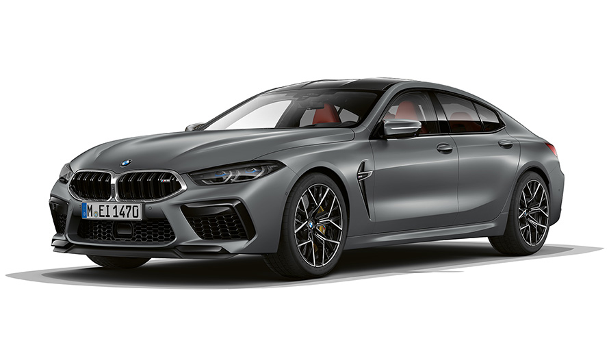BMW M8 Gran Coupe F93 LCI Facelift 2022, BMW Individual Морозный Чистый Серый металлик, вид спереди в три четверти