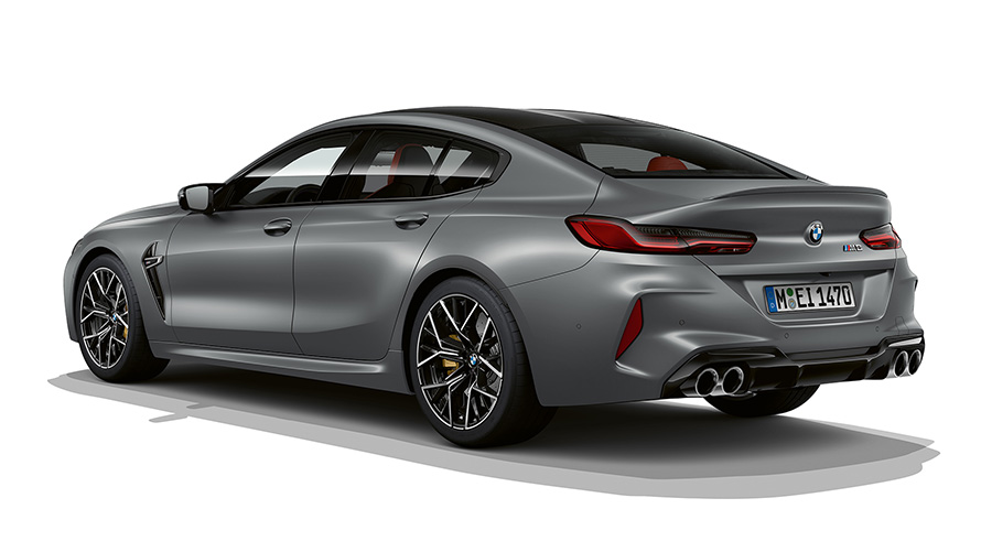 BMW M8 Gran Coupe F93 LCI Facelift 2022, BMW Individual Морозный Чистый Серый металлик, вид сзади в три четверти