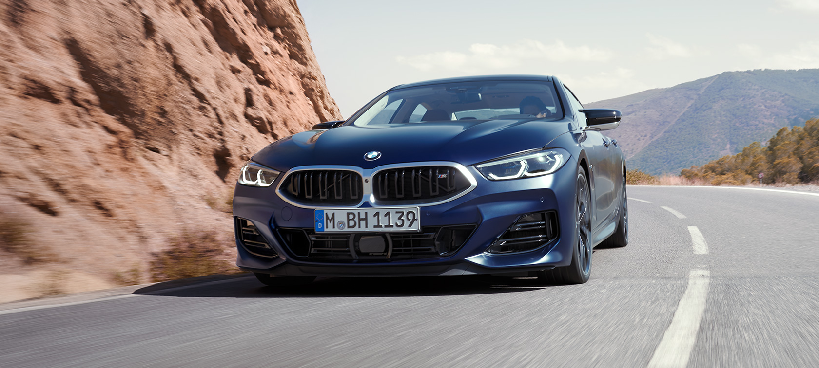 Вид спереди в три четверти в движении BMW M850i xDrive Gran Coupe G16 LCI Facelift 2022 BMW M850i xDrive Gran Coupe G16 LCI Facelift 2022, BMW Individual Морозный Синий Танзанит металлик, вид спереди в три четверти, в движении на повороте