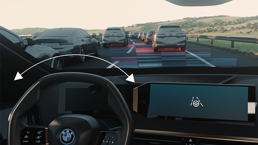 Вид из салона BMW с обзором на дорогу и автомобили через рулевое колесо