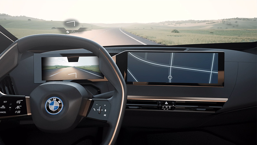 Вид из салона BMW с обзором на дорогу через рулевое колесо