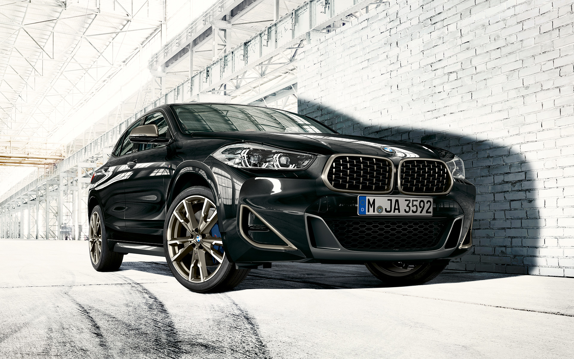 Двойная сетка радиатора в BMW X2 M35i (F39) в цвете Sapphire Black metallic, вид в три четверти в неподвижном состоянии.
