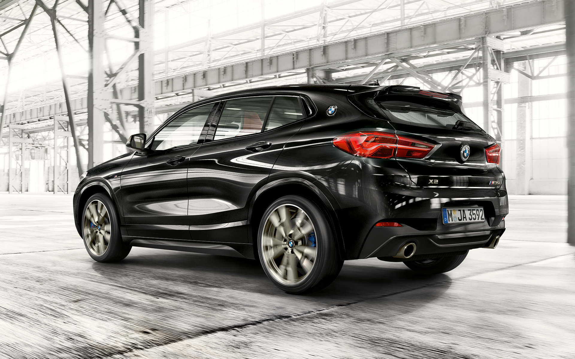Задний спойлер M на BMW X2 M35i (F39) в цвете Sapphire Black metallic, вид спереди в три четверти