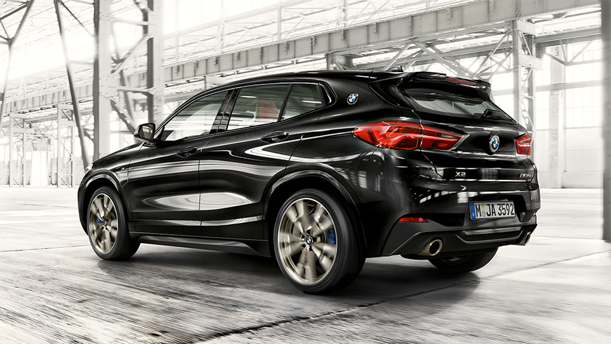 Задний спойлер M на BMW X2 M35i (F39) в цвете Sapphire Black metallic, вид спереди в три четверти