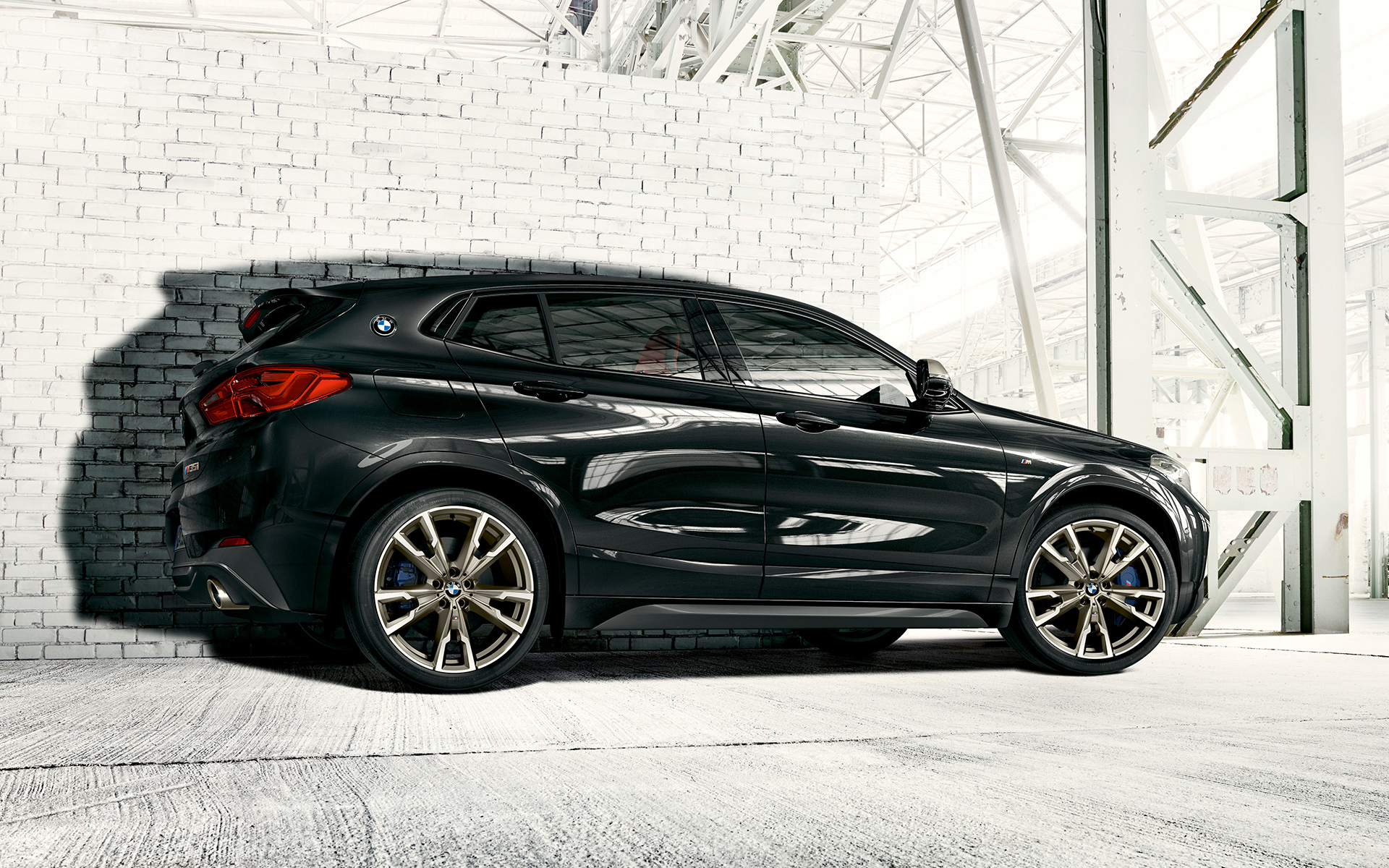 Легкосплавные диски М на BMW X2 M35i (F39) в цвете Sapphire Black metallic, вид сбоку в неподвижном состоянии