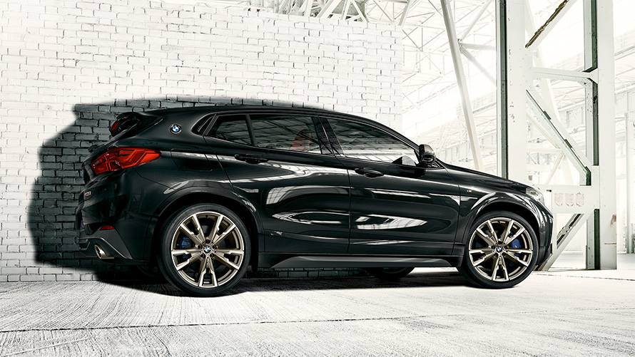 Легкосплавные диски М на BMW X2 M35i (F39) в цвете Sapphire Black metallic, вид сбоку в неподвижном состоянии