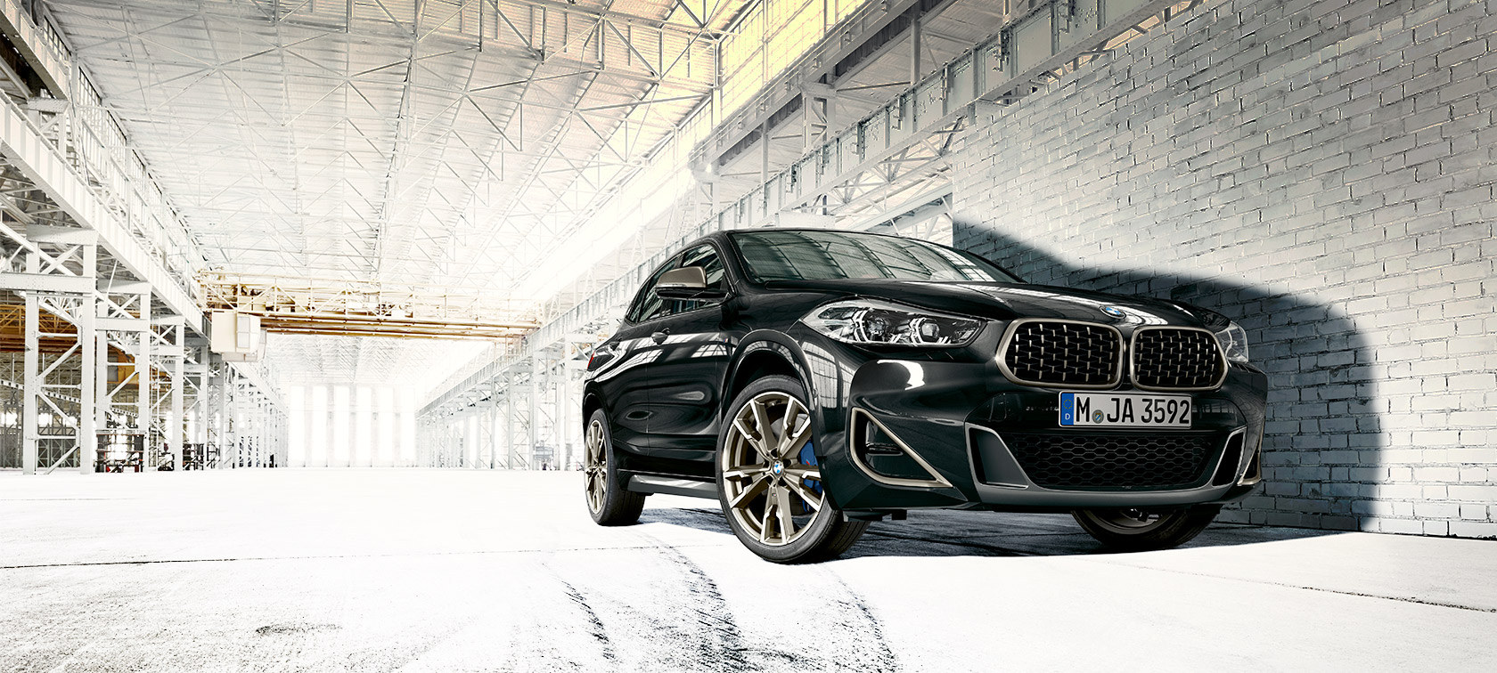 Вид снизу на BMW X2 M35i (F39) в цвете Sapphire Black metallic