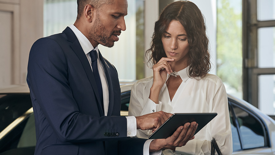 Работник BMW консультирует клиента