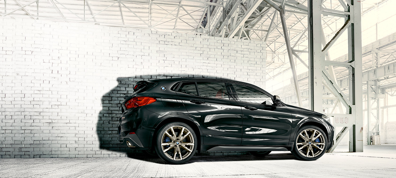 Вид сбоку на BMW X2 M35i (F39) Вид сбоку на BMW X2 M35i (F39) в цвете Sapphire Black metallic