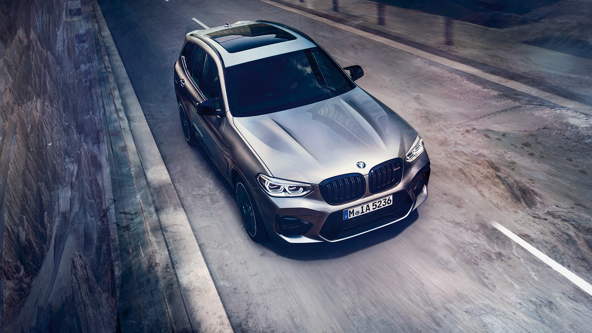 BMW X3 M Competition, bird’s eye view. BMW X3 M Competition in Donington Grey metallic, exterior, bird’s eye view of front.