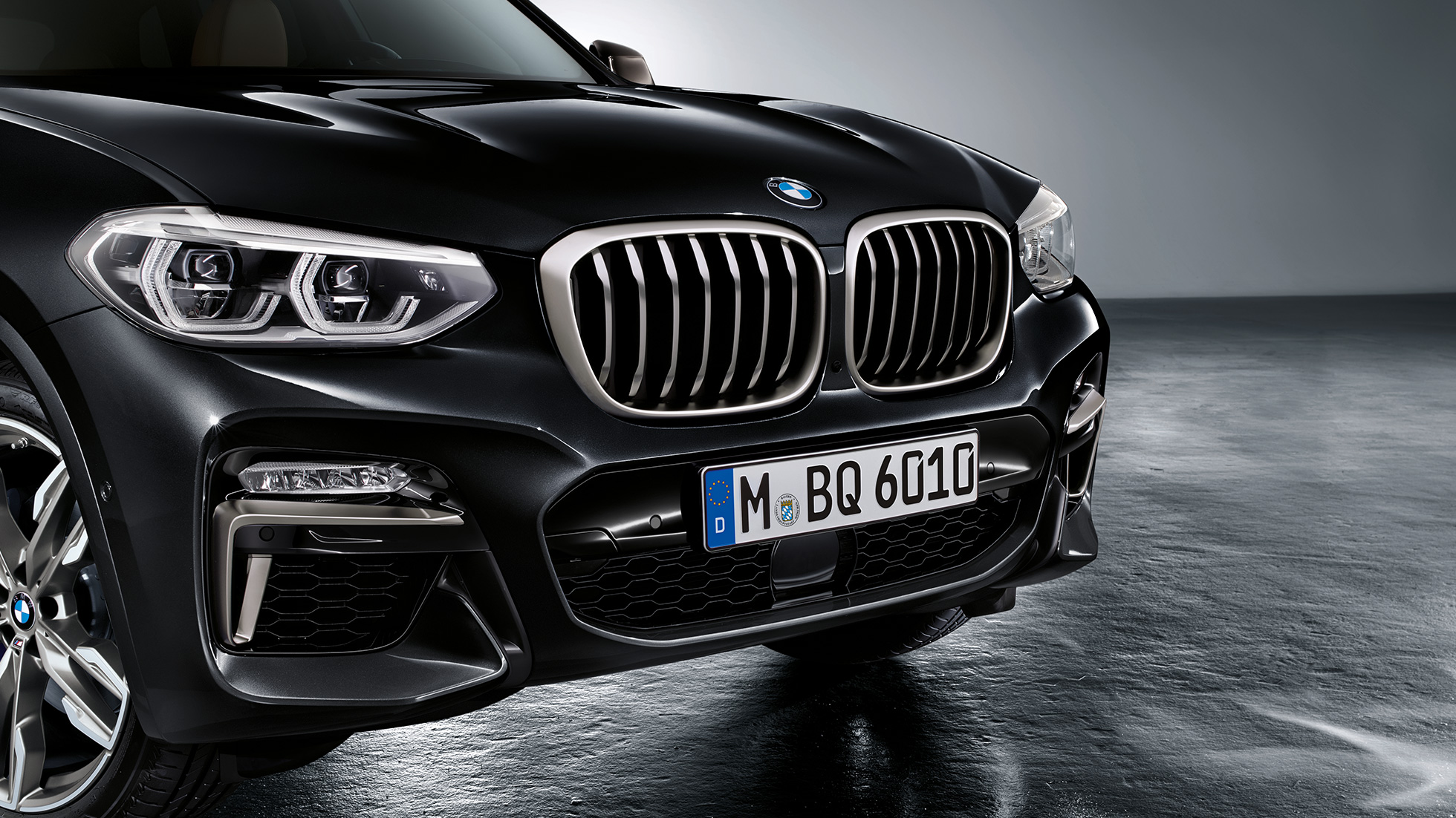 BMW X3 M40i and BMW X3 M40d, front. BMW X3 M40i and BMW X3 M40d in Black Sapphire metallic, exterior, front with design elements in Cerium Grey.
