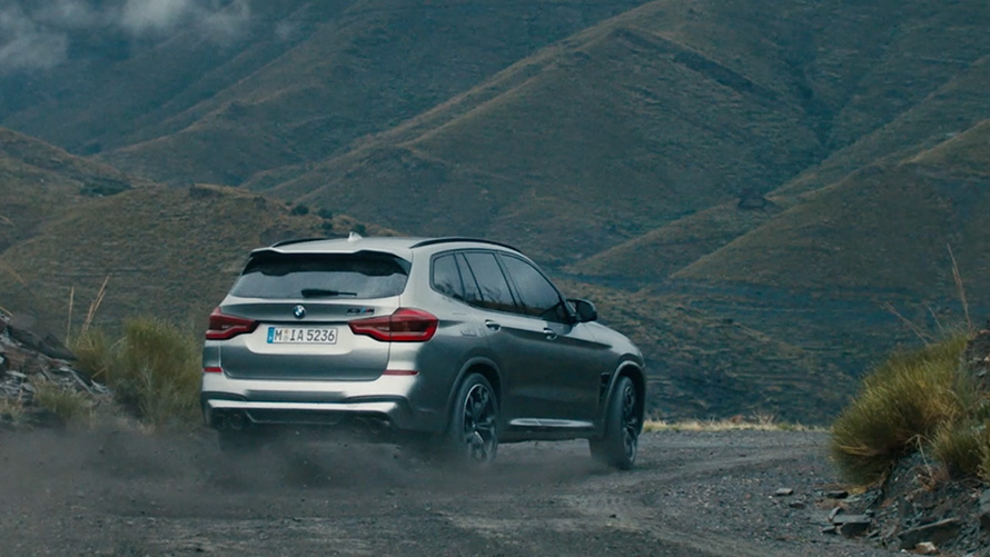 Film with sporty driving scenes of the BMW X3 M Competition in Donington Grey metallic.