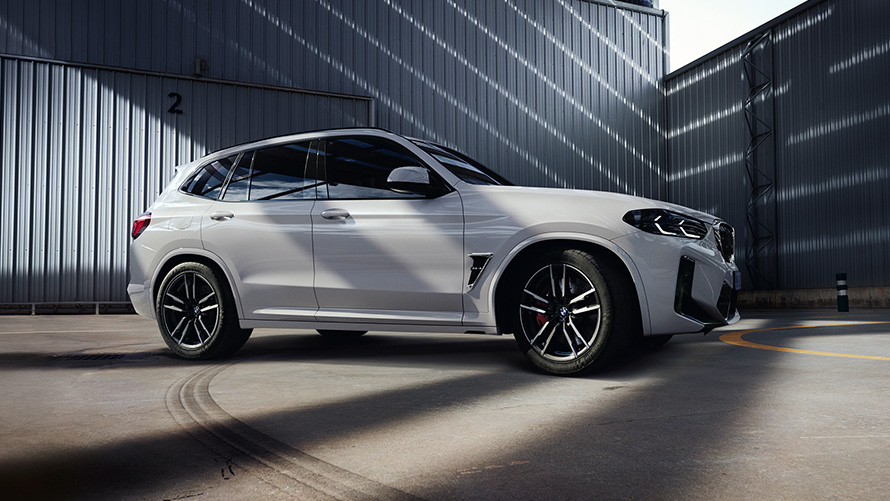 BMW X3 M F97 LCI Facelift 2021 в цвете Alpine White, вид сбоку на месте BMW X3 M F97 LCI Facelift 2021 в цвете Alpine White, вид сбоку на месте