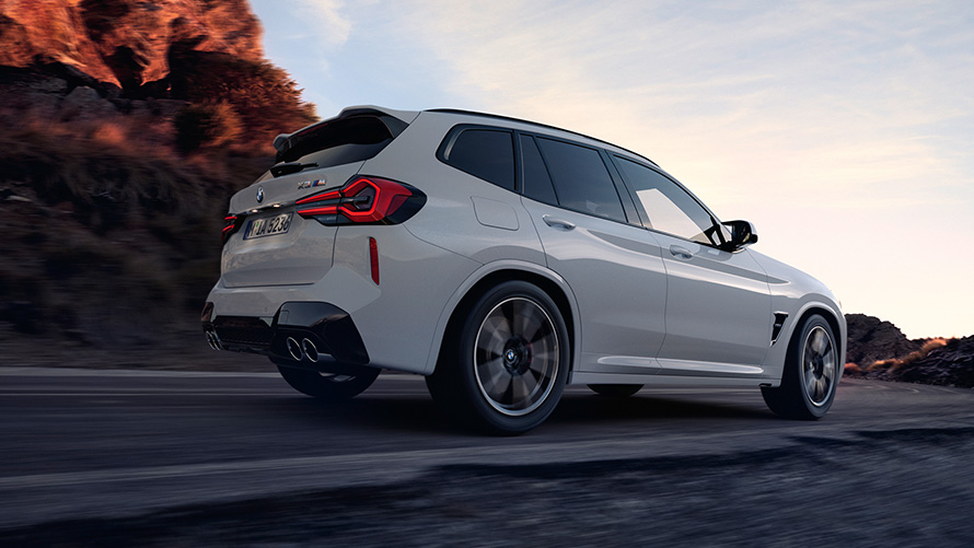 BMW X3 M F97 LCI Facelift 2021 в цвете Alpine White,, боковой вид сбоку под низким углом BMW X3 M F97 LCI Facelift 2021 в цвете Alpine White, боковой вид сбоку под низким углом