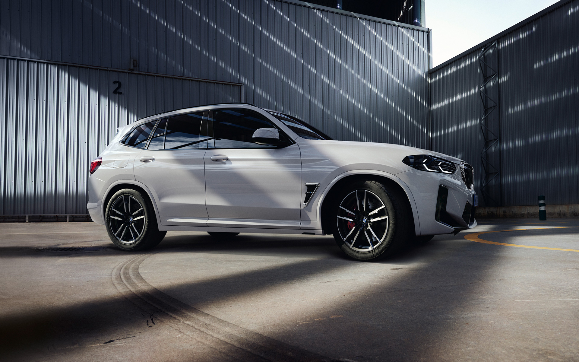 BMW X3 M F97 LCI Facelift 2021 в цвете Alpine White, вид сбоку на месте