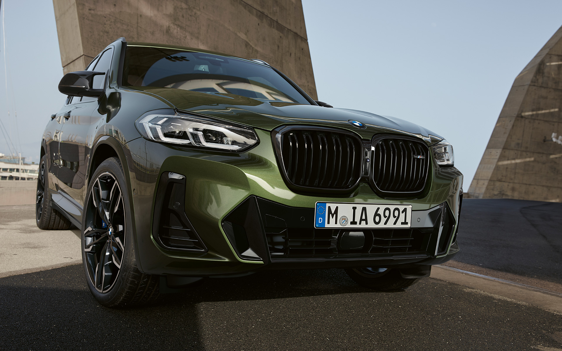 BMW X3 M G01 LCI Facelift 2021 в цвете Malachite Green металлик, вид спереди на месте