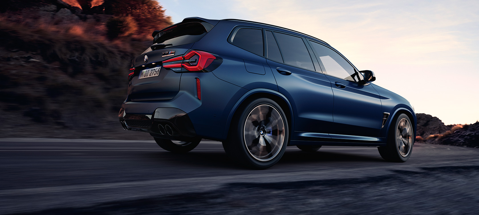 BMW X3 M Competition F97 LCI 2021, вид сзади в три четверти, снимок с низкого угла BMW X3 M Competition F97 LCI Facelift 2021 в цвете Frozen Marina Bay Blue металлик, вид сзади в три четверти, снимок с низкого угла