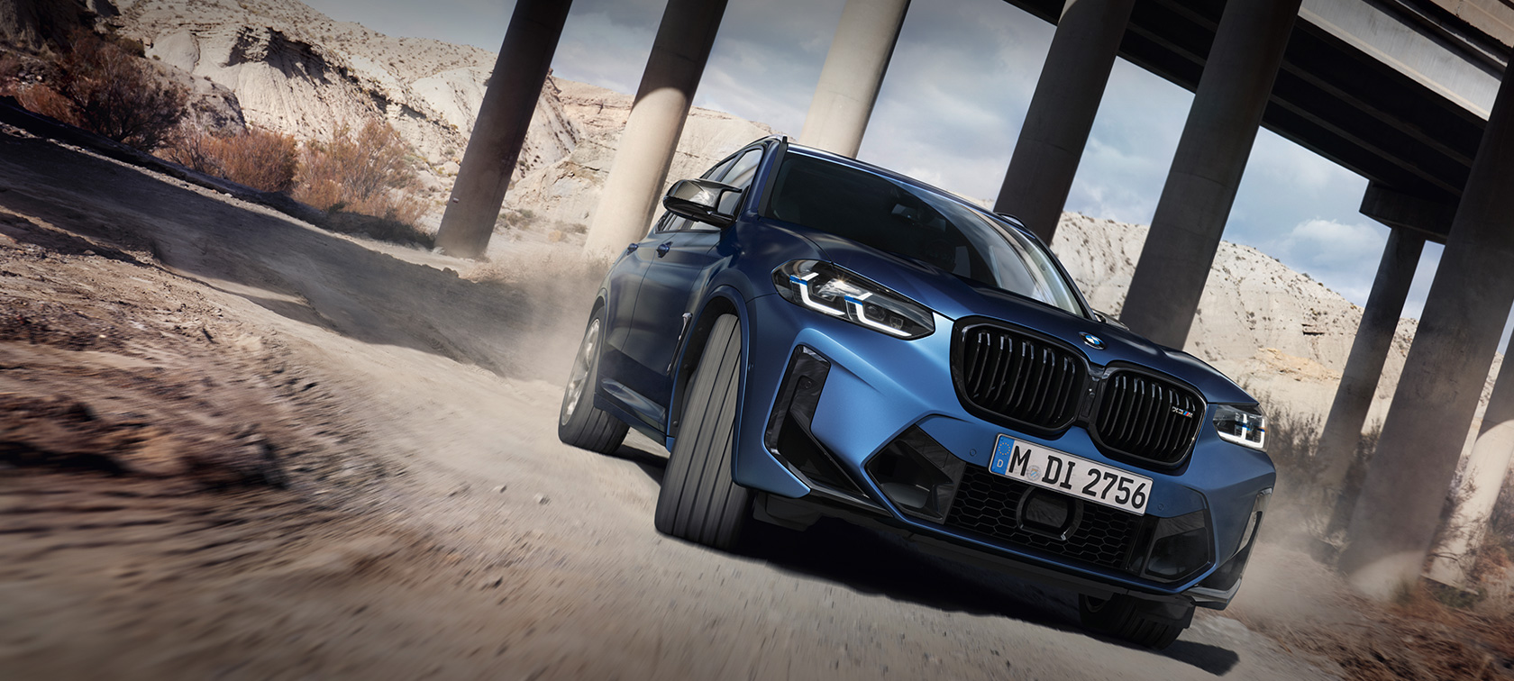 BMW X3 M Competition F97 LCI Facelift 2021 в цвете Frozen Marina Bay Blue металлик, вид спереди в три четверти в движении