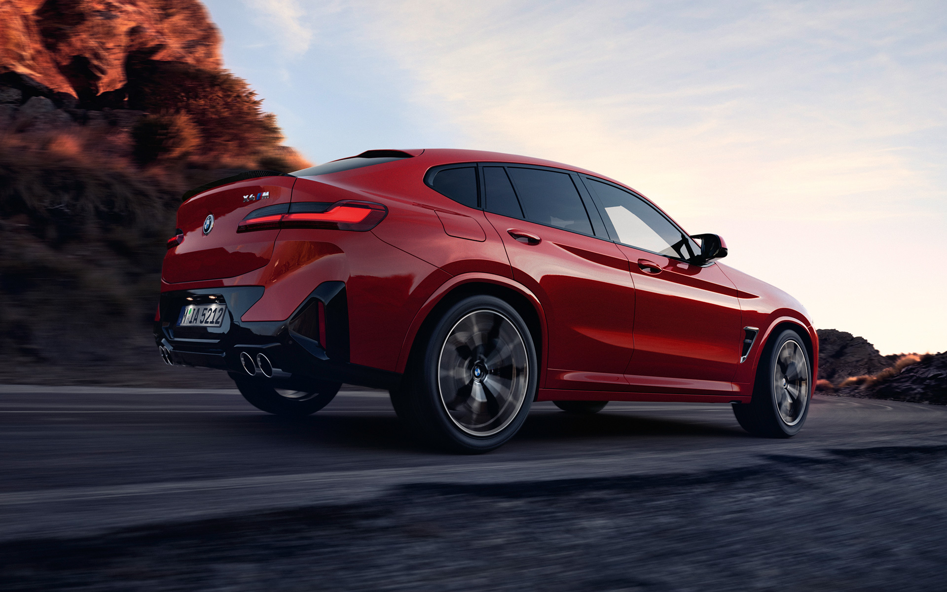 BMW X4 M F98 LCI Facelift 2021 M xDrive, вид сзади в три четверти двигаясь по дороге