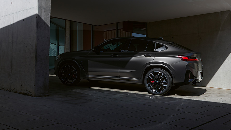 BMW X4 M40i G02 LCI 2021 Facelift, вид сбоку, половина в тени, перед входом в дом