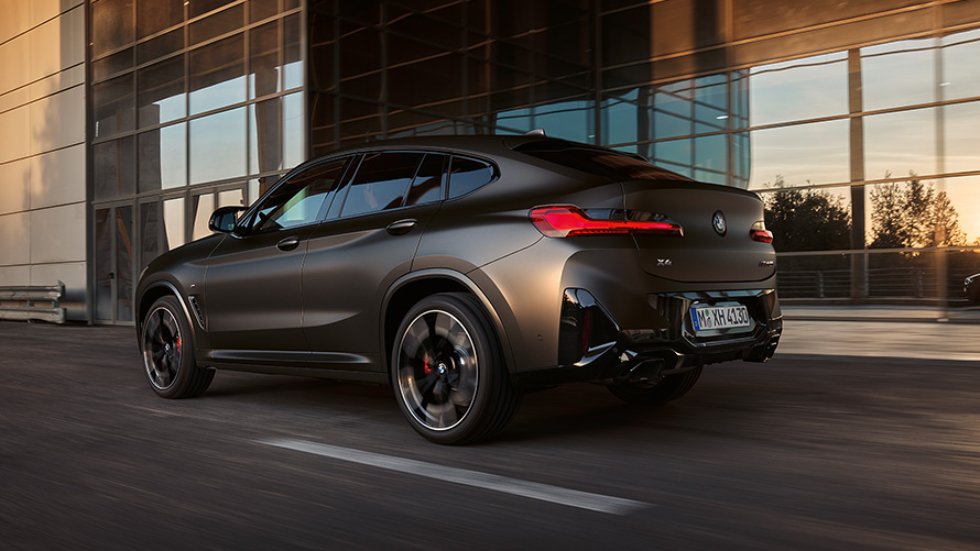 BMW X4 M40i G02 LCI 2021 Facelift, вид сзади в три четверти перед стеклянным фасадом