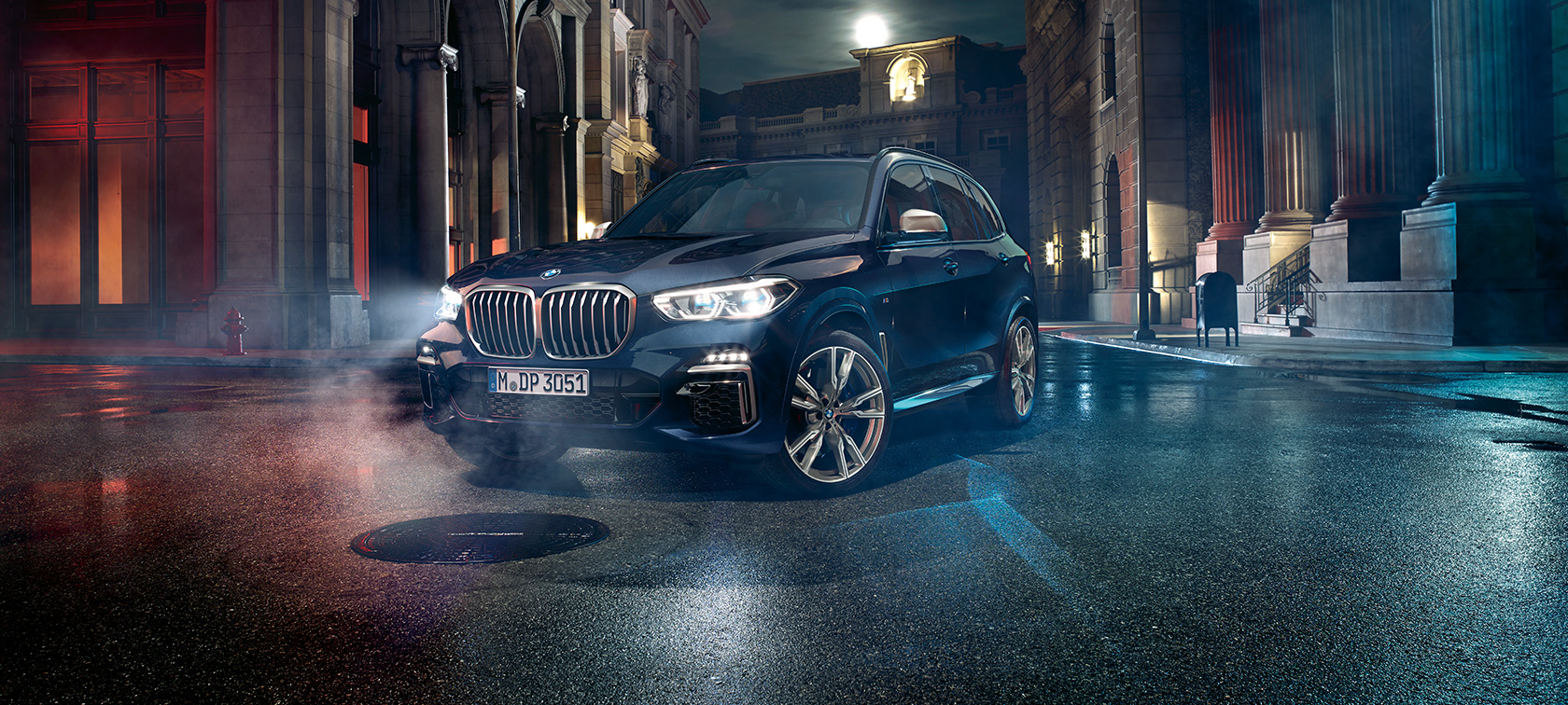 BMW X5 M50i и M50d, вид спереди с поворотом в три четверти BMW X5 M50i и M50d G05 черного цвета Carbon (металлик), вид спереди с поворотом в три четверти