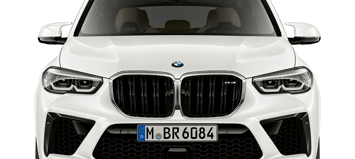 Передняя часть BMW X5 M Решетка радиатора M модели BMW X5 M F95 белого цвета Mineral, вид спереди