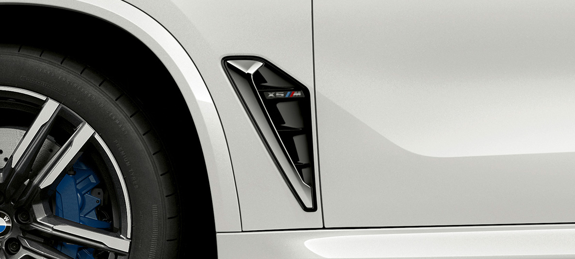 Решетки M модели BMW X5 M Решетка M модели BMW X5 M белого цвета Mineral, F95, крупным планом
