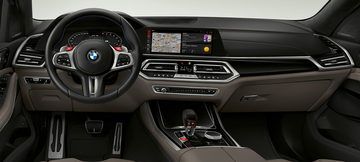 Обтянутое кожей рулевое колесо M модели BMW X5 M Обтянутое кожей рулевое колесо M с контрастной прострочкой модели BMW X5 M F95, место водителя