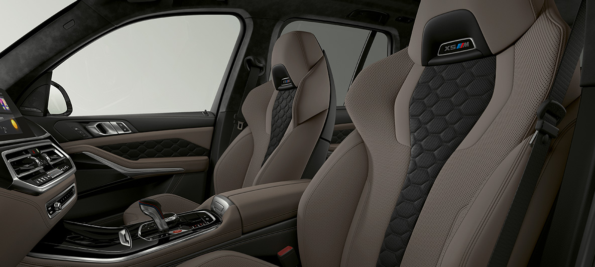 Многофункциональные сиденья M модели BMW X5 M Многофункциональные сиденья M с эмблемой «X5 M» модели BMW X5 M F95, интерьер