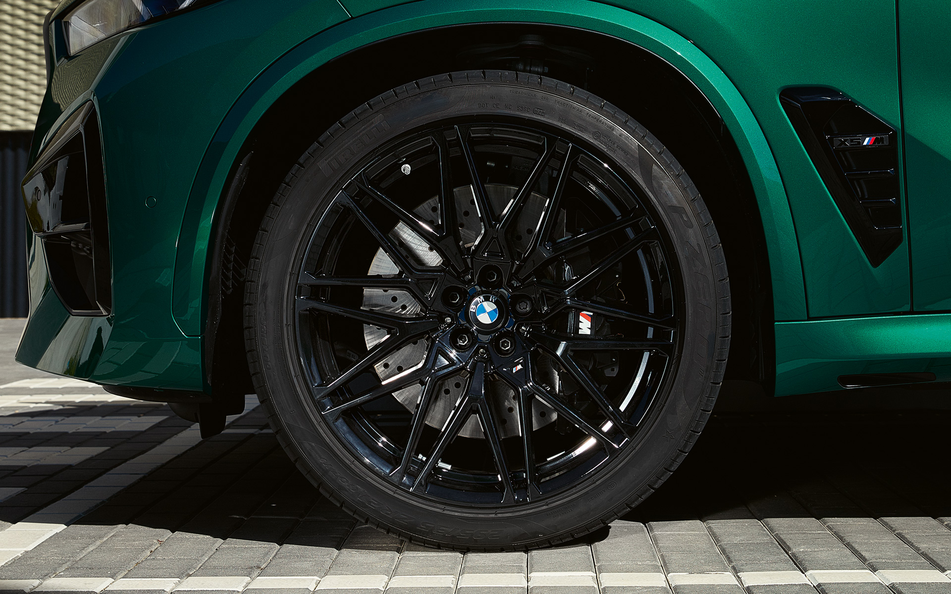 BMW X5 M Competition F95, 21"/22" M легкосплавные диски Star-spoke 818 M черного цвета BMW X5 M Competition F95, 2023, 21"/22" M легкосплавные диски Star-spoke 818 M черного цвета