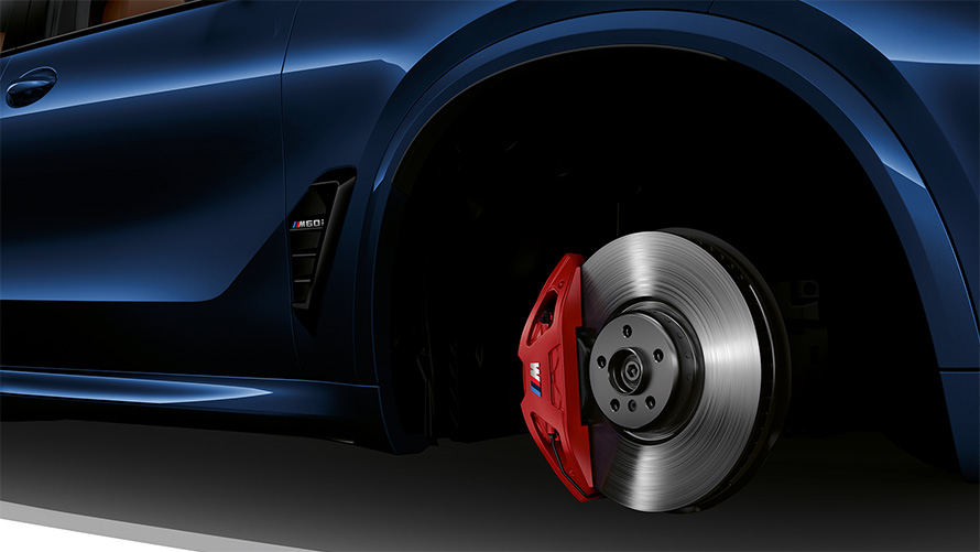 BMW X5 M60i xDrive G05 MP, тормозная система M Sport, крупный план