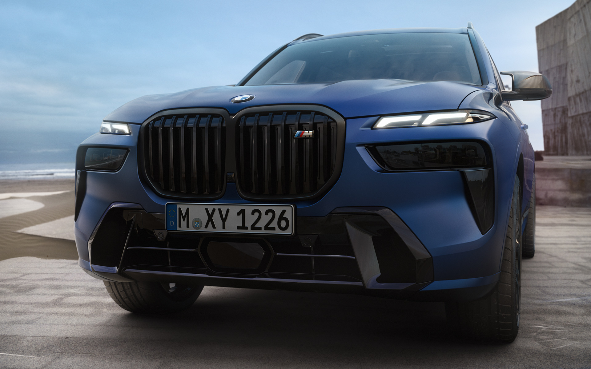 BMW X7 M60i xDrive G07 LCI окраска кузова морозный синий (Frozen Marina Bay Blue), вид спереди, крупным планом BMW X7 M60i xDrive G07 LCI окраска кузова морозный синий (Frozen Marina Bay Blue), вид спереди, крупным планом