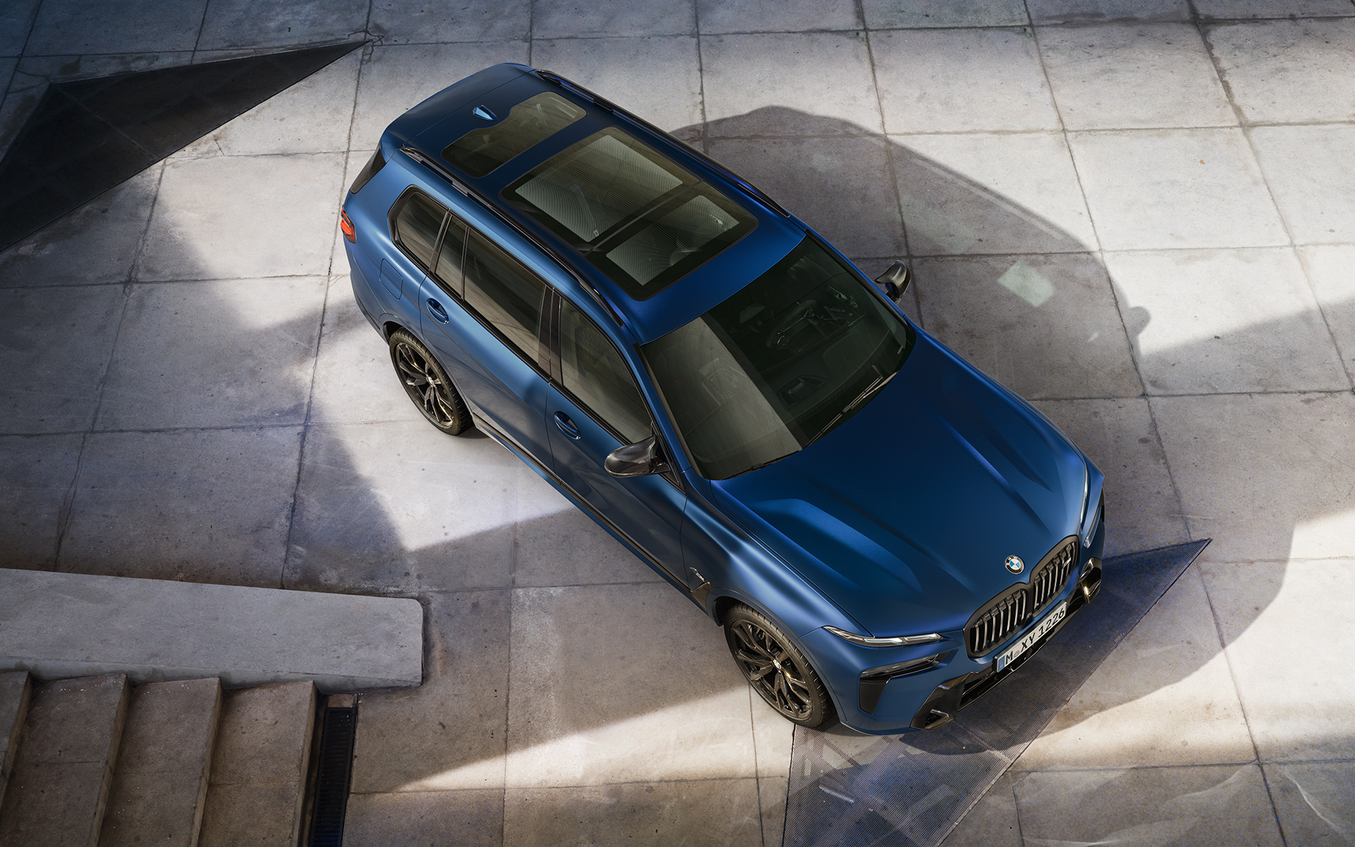 BMW X7 M60i xDrive G07 LCI окраска кузова морозный синий (Frozen Marina Bay Blue), с высоты птичьего полета BMW X7 M60i xDrive G07 LCI окраска кузова морозный синий (Frozen Marina Bay Blue), с высоты птичьего полета