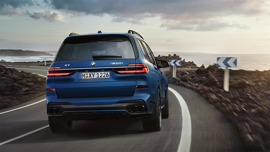 BMW X7 M60i xDrive G07 LCI Frozen Marina Bay Blue вид сзади (в движении)