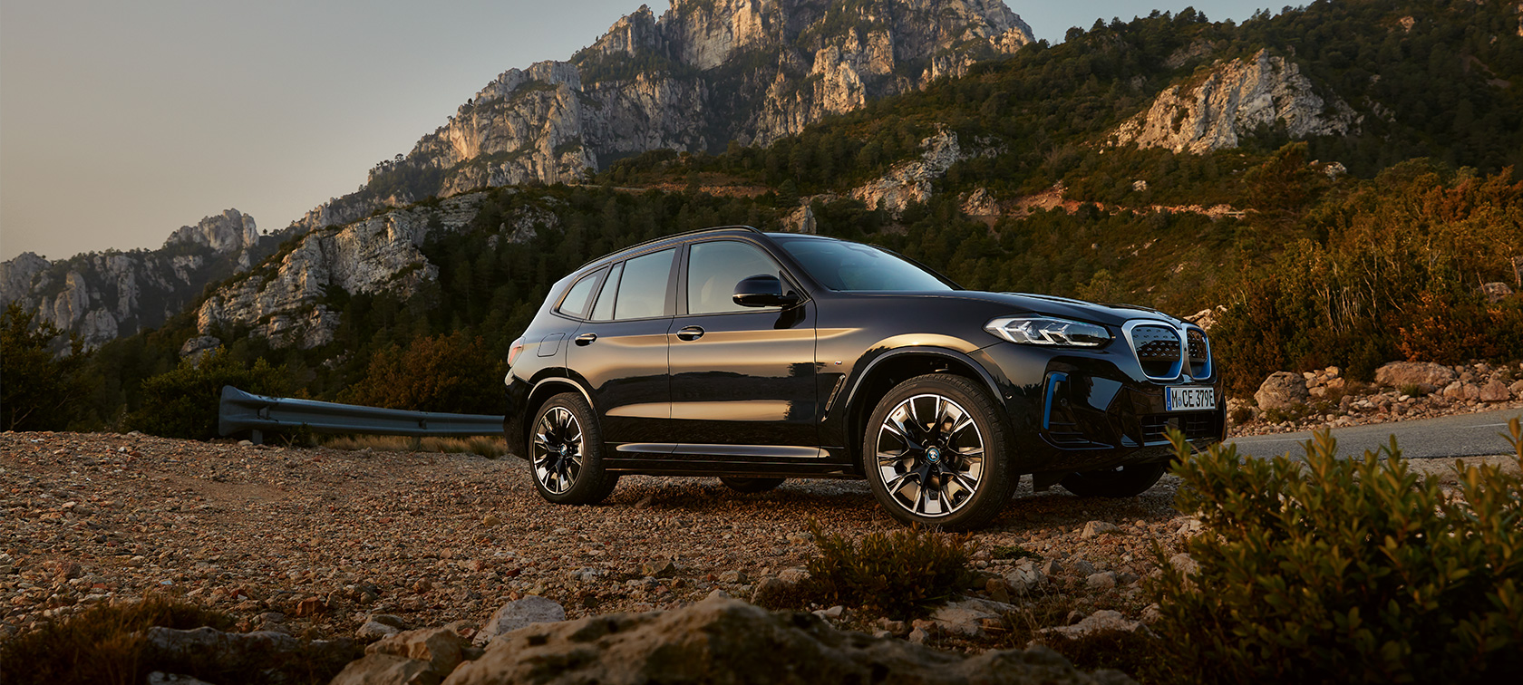 BMW iX3 G08 2021 М цвета Carbon Black, вид сбоку
