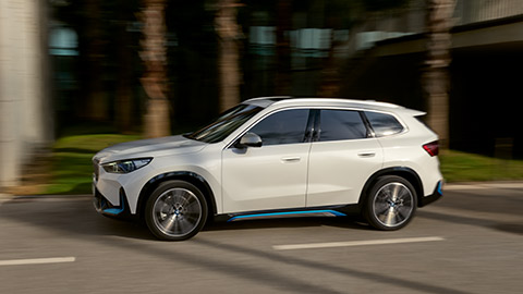 BMW X Серии BMW iX1 U11, вид сбоку в движении по дороге