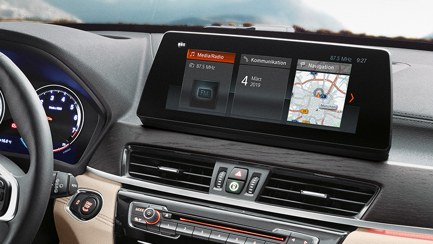 Салон BMW X1, 10,25" дисплей управления с сенсорным экраном. Салон BMW X1, вид на 10,25" дисплей управления с сенсорным экраном.