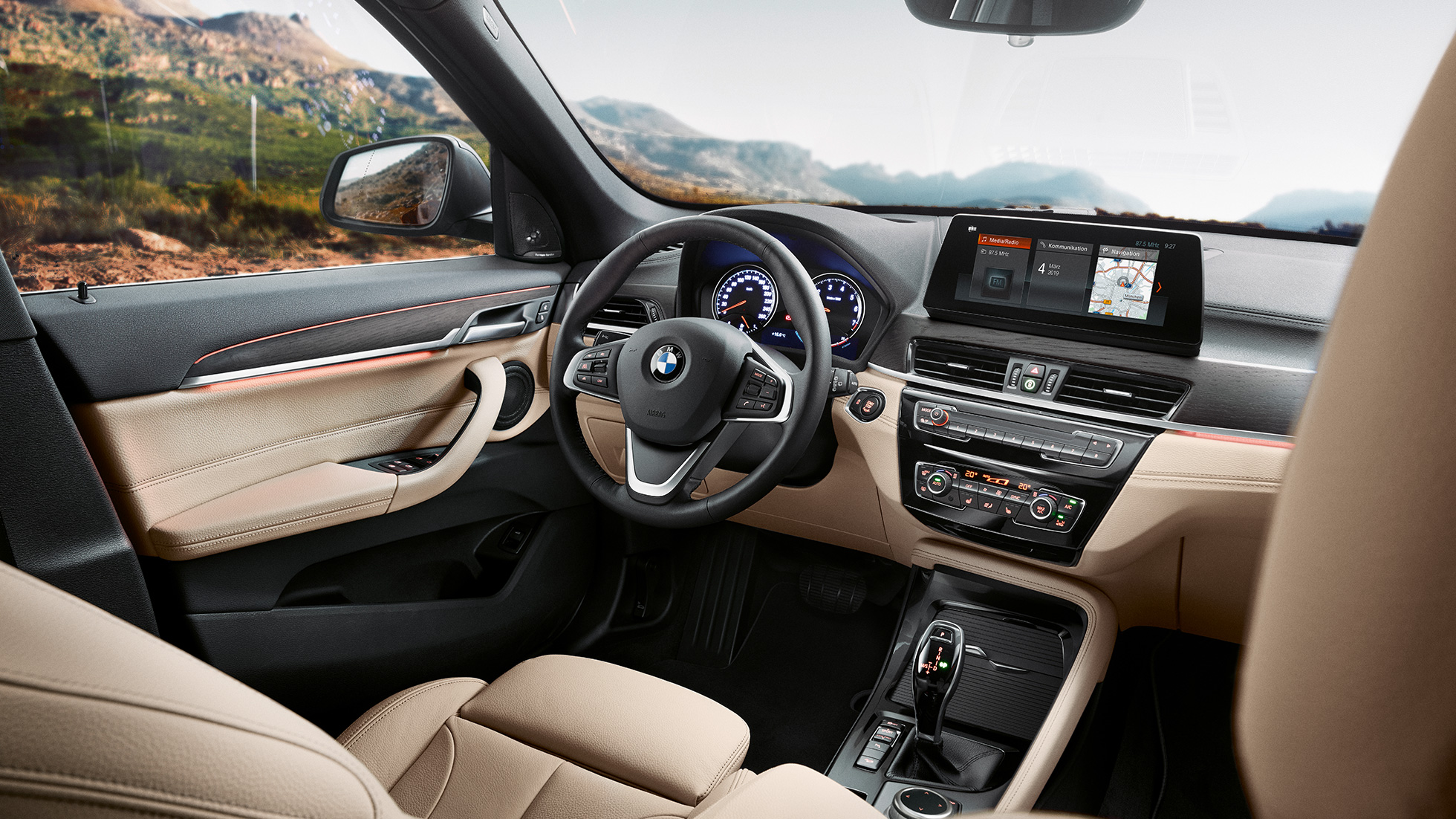 Салон BMW X1, кабина. Салон BMW X1, вид на 10,25-дюймовый дисплей управления в кабине.