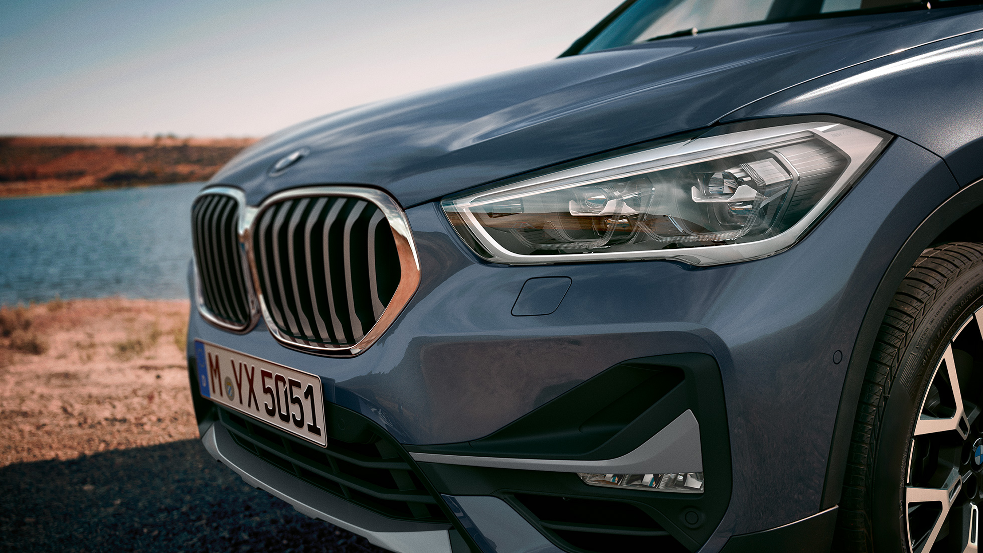 BMW X1, адаптивные светодиодные фары. BMW X1, крупный план адаптивных светодиодных фар.