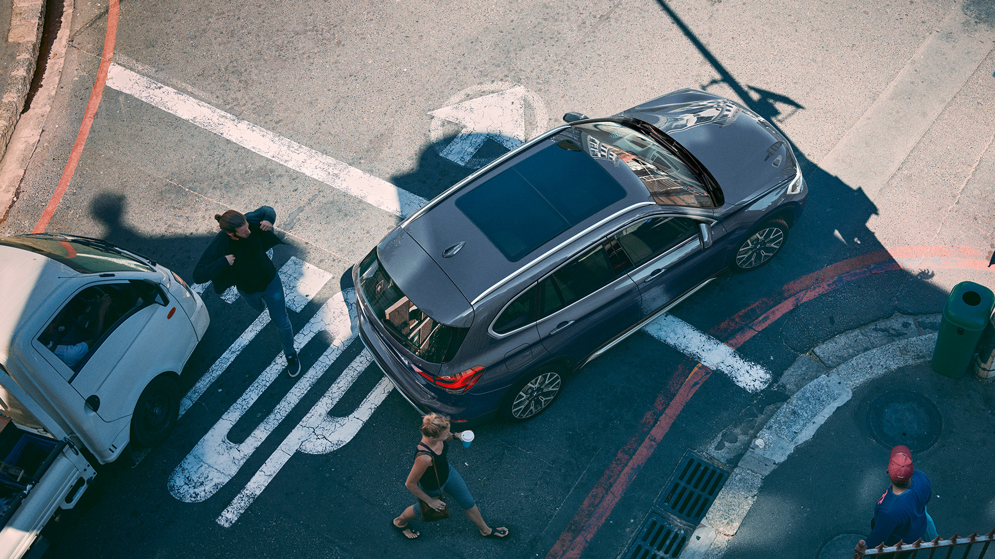 BMW X1, панорамная стекляная крыша. BMW X1, с панорамной стеклянной крышей с высоты птичьего полета.