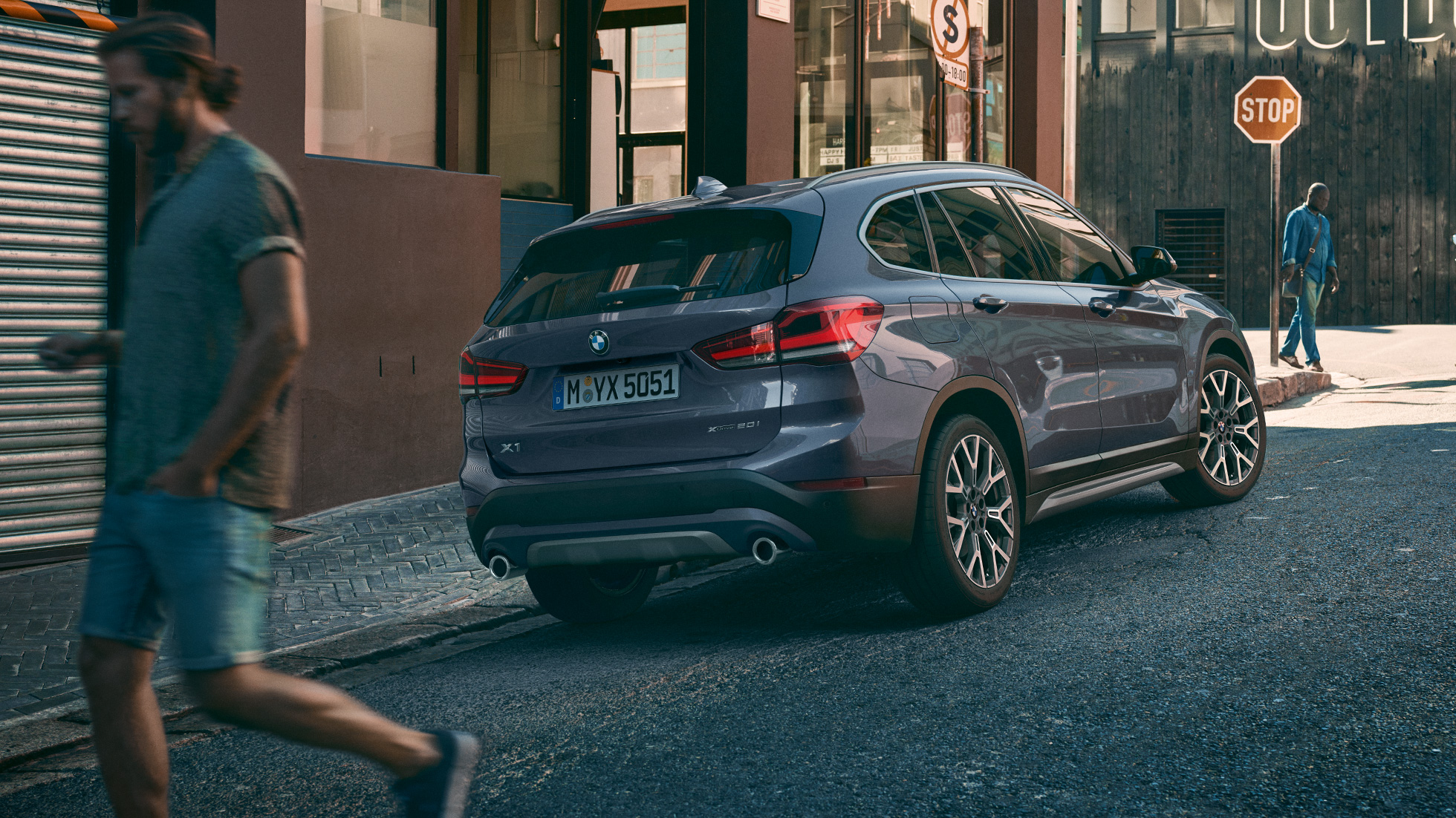 BMW X1, светодиодные задние фары. BMW X1, вид сзади с поворотом в три четверти со светодиодными задними фарами.